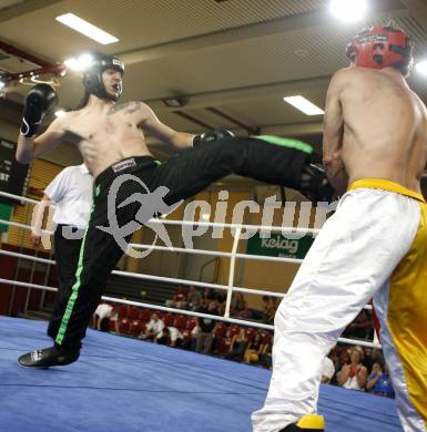 Kickboxen. Vollkontakt. Oesterreichische Meisterschaft. Bernhard Sussitz (rot), Christoph Steinlechner. Klagenfurt, am 5.7.2008.
Foto: Kuess


---
pressefotos, pressefotografie, kuess, qs, qspictures, sport, bild, bilder, bilddatenbank