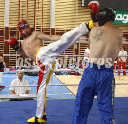 Kickboxen. Vollkontakt. Oesterreichische Meisterschaft. Bernhard Sussitz (TKF Klagenfurt) rot, Josef Hajdinjak (Graz) blau. Klagenfurt, am 5.7.2008.
Foto: Kuess


---
pressefotos, pressefotografie, kuess, qs, qspictures, sport, bild, bilder, bilddatenbank