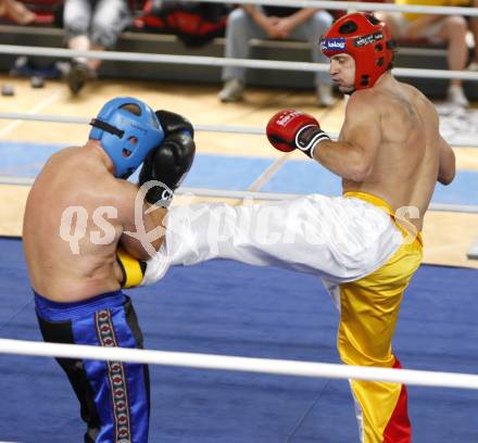 Kickboxen. Vollkontakt. Oesterreichische Meisterschaft. Bernhard Sussitz (TKF Klagenfurt) rot, Thomas Lechner (PSV Fitness Salzburg) blau. Klagenfurt, am 5.7.2008.
Foto: Kuess


---
pressefotos, pressefotografie, kuess, qs, qspictures, sport, bild, bilder, bilddatenbank