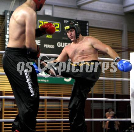 Kickboxen. Vollkontakt. Oesterreichische Meisterschaft. Rupert Gritsch (KB Club ASKOE Leibnitz),rot, Roman Winkelbauer (KB UNION Pischelsdorf), blau. Klagenfurt, am 5.7.2008.
Foto: Kuess


---
pressefotos, pressefotografie, kuess, qs, qspictures, sport, bild, bilder, bilddatenbank