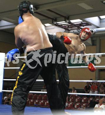 Kickboxen. Vollkontakt. Oesterreichische Meisterschaft. Rupert Gritsch (KB Club ASKOE Leibnitz),rot, Roman Winkelbauer (KB UNION Pischelsdorf), blau. Klagenfurt, am 5.7.2008.
Foto: Kuess


---
pressefotos, pressefotografie, kuess, qs, qspictures, sport, bild, bilder, bilddatenbank