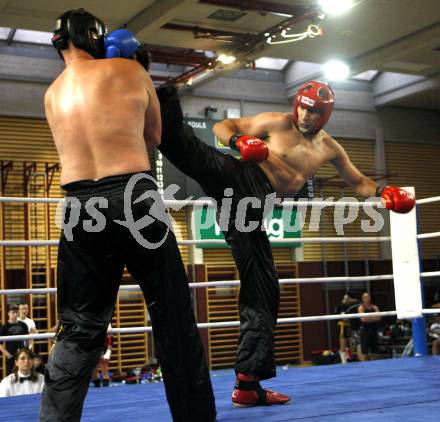 Kickboxen. Vollkontakt. Oesterreichische Meisterschaft. Rupert Gritsch (KB Club ASKOE Leibnitz),rot, Roman Winkelbauer (KB UNION Pischelsdorf), blau. Klagenfurt, am 5.7.2008.
Foto: Kuess


---
pressefotos, pressefotografie, kuess, qs, qspictures, sport, bild, bilder, bilddatenbank