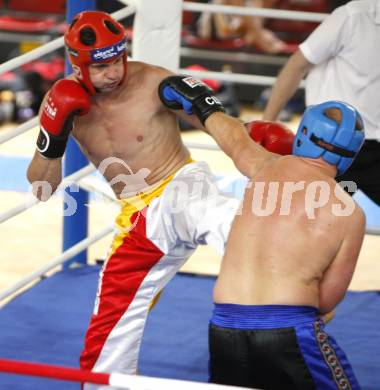 Kickboxen. Vollkontakt. Oesterreichische Meisterschaft. Bernhard Sussitz (TKF Klagenfurt) rot, Thomas Lechner (PSV Fitness Salzburg) blau. Klagenfurt, am 5.7.2008.
Foto: Kuess


---
pressefotos, pressefotografie, kuess, qs, qspictures, sport, bild, bilder, bilddatenbank