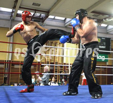 Kickboxen. Vollkontakt. Oesterreichische Meisterschaft. Rupert Gritsch (KB Club ASKOE Leibnitz),rot, Roman Winkelbauer (KB UNION Pischelsdorf), blau. Klagenfurt, am 5.7.2008.
Foto: Kuess


---
pressefotos, pressefotografie, kuess, qs, qspictures, sport, bild, bilder, bilddatenbank