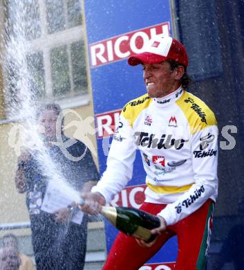 Oesterreich Radrundfahrt. 4. Etappe Lienz Wolfsberg. Siegerehrung. Sektdusche von Thomas Rohregger (Oesterreich). Wolfsberg, am 10.7.2008.
Foto: Kuess




---
pressefotos, pressefotografie, kuess, qs, qspictures, sport, bild, bilder, bilddatenbank