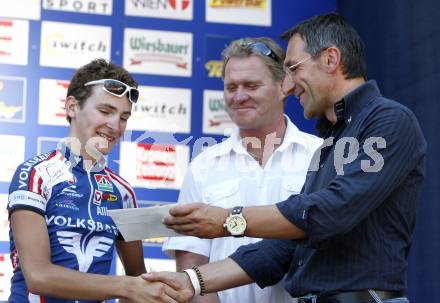 Oesterreich Radrundfahrt. 4. Etappe Lienz Wolfsberg. Siegerehrung. Buergermeister Seidried und Sportstadtrat Knes gratulieren Christoph Sokoll (Oesterreich). Wolfsberg, am 10.7.2008.
Foto: Kuess




---
pressefotos, pressefotografie, kuess, qs, qspictures, sport, bild, bilder, bilddatenbank