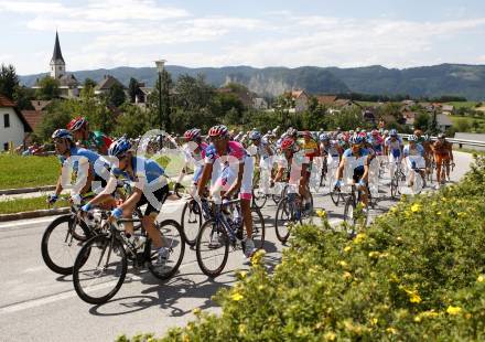 Oesterreich Radrundfahrt. 4. Etappe Lienz Wolfsberg. Hauptfeld in St. Margarethen im Rosental. St. Margarethen, am 10.7.2008.
Foto: Kuess




---
pressefotos, pressefotografie, kuess, qs, qspictures, sport, bild, bilder, bilddatenbank