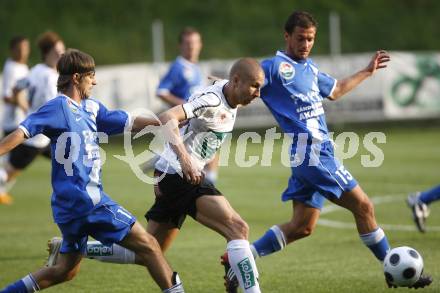 Fussball Testspiel. SK Austria Kaernten gegen MTK Budapest. Patrick Wolf (Kaernten), Vilmos Melczer, Levente Horvath(Budapest). Velden, am 12.7.2008.
Foto: Kuess




---
pressefotos, pressefotografie, kuess, qs, qspictures, sport, bild, bilder, bilddatenbank