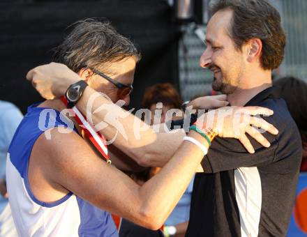 Ironman Austria. Schwimmen, Radfahren, Laufen. Sportlandesrat Peter Kaiser wird beim Zieleinlauf von Ex-Sportlandesrat Wolfgang Schantl empfangen. Klagenfurt, am 13.7.2008.
Copyright Kuess

---
pressefotos, pressefotografie, kuess, qs, qspictures, sport, bild, bilder, bilddatenbank