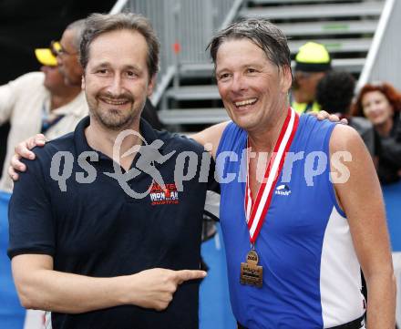 Ironman Austria. Schwimmen, Radfahren, Laufen. Sportlandesrat Peter Kaiser wird beim Zieleinlauf von Ex-Sportlandesrat Wolfgang Schantl empfangen. Klagenfurt, am 13.7.2008.
Copyright Kuess

---
pressefotos, pressefotografie, kuess, qs, qspictures, sport, bild, bilder, bilddatenbank