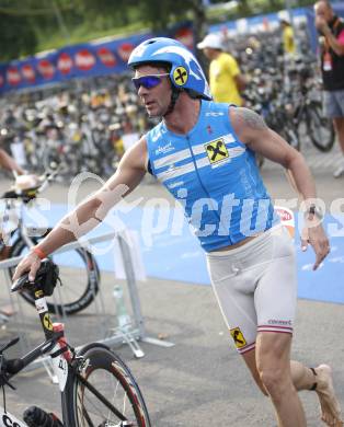 Ironman Austria. Schwimmen, Radfahren, Laufen. Wechselzone. Elmar Schuberth (AUT). Klagenfurt, am 13.7.2008.
Copyright Kuess

---
pressefotos, pressefotografie, kuess, qs, qspictures, sport, bild, bilder, bilddatenbank