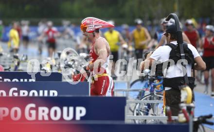 Ironman Austria. Schwimmen, Radfahren, Laufen. Wechselzone. Klagenfurt, am 13.7.2008.
Copyright Kuess

---
pressefotos, pressefotografie, kuess, qs, qspictures, sport, bild, bilder, bilddatenbank