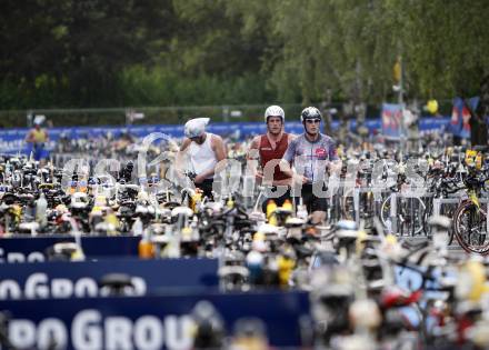 Ironman Austria. Schwimmen, Radfahren, Laufen. Fuehrungstrio nach dem Schwimmen in der Wechselzone. Klagenfurt, am 13.7.2008.
Copyright Kuess

---
pressefotos, pressefotografie, kuess, qs, qspictures, sport, bild, bilder, bilddatenbank