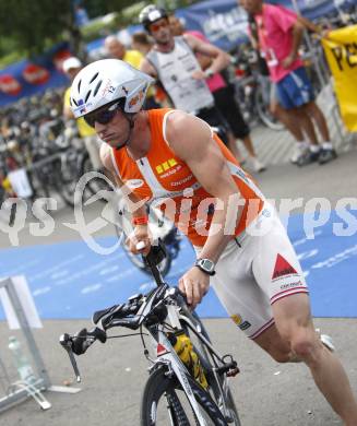 Ironman Austria. Schwimmen, Radfahren, Laufen. Wechselzone. Markus Strini (AUT). Klagenfurt, am 13.7.2008.
Copyright Kuess

---
pressefotos, pressefotografie, kuess, qs, qspictures, sport, bild, bilder, bilddatenbank