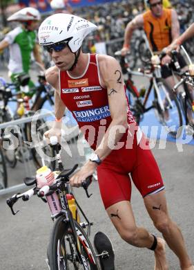 Ironman Austria. Schwimmen, Radfahren, Laufen. Wechselzone. Hans Langbrandtner (AUT). Klagenfurt, am 13.7.2008.
Copyright Kuess

---
pressefotos, pressefotografie, kuess, qs, qspictures, sport, bild, bilder, bilddatenbank