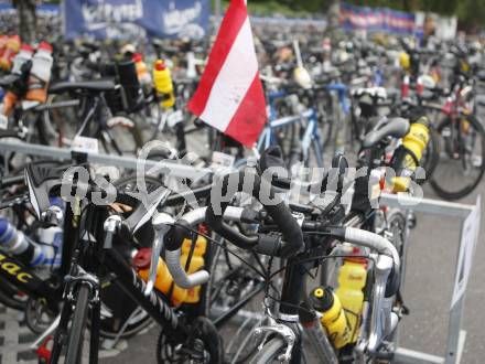 Ironman Austria. Schwimmen, Radfahren, Laufen. Wechselzone. Klagenfurt, am 13.7.2008.
Copyright Kuess

---
pressefotos, pressefotografie, kuess, qs, qspictures, sport, bild, bilder, bilddatenbank