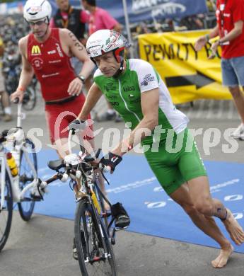 Ironman Austria. Schwimmen, Radfahren, Laufen. Wechselzone. Norbert Domnik (AUT). Klagenfurt, am 13.7.2008.
Copyright Kuess

---
pressefotos, pressefotografie, kuess, qs, qspictures, sport, bild, bilder, bilddatenbank