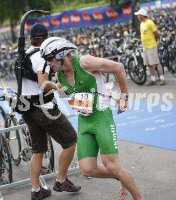 Ironman Austria. Schwimmen, Radfahren, Laufen. Wechselzone. Peter Schoissengeier (AUT). Klagenfurt, am 13.7.2008.
Copyright Kuess

---
pressefotos, pressefotografie, kuess, qs, qspictures, sport, bild, bilder, bilddatenbank