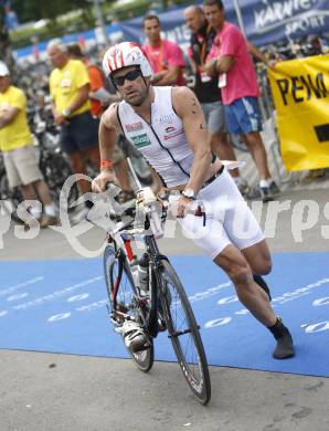 Ironman Austria. Schwimmen, Radfahren, Laufen. Wechselzone. Gernot Seidl (AUT). Klagenfurt, am 13.7.2008.
Copyright Kuess

---
pressefotos, pressefotografie, kuess, qs, qspictures, sport, bild, bilder, bilddatenbank