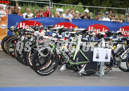 Ironman Austria. Schwimmen, Radfahren, Laufen. Wechselzone. Klagenfurt, am 13.7.2008.
Copyright Kuess

---
pressefotos, pressefotografie, kuess, qs, qspictures, sport, bild, bilder, bilddatenbank