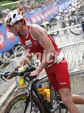 Ironman Austria. Schwimmen, Radfahren, Laufen. Wechselzone. Alexander Fruehwirt (AUT). Klagenfurt, am 13.7.2008.
Copyright Kuess

---
pressefotos, pressefotografie, kuess, qs, qspictures, sport, bild, bilder, bilddatenbank