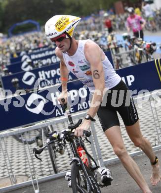 Ironman Austria. Schwimmen, Radfahren, Laufen. Wechselzone. Hannes Hempel (AUT). Klagenfurt, am 13.7.2008.
Copyright Kuess

---
pressefotos, pressefotografie, kuess, qs, qspictures, sport, bild, bilder, bilddatenbank