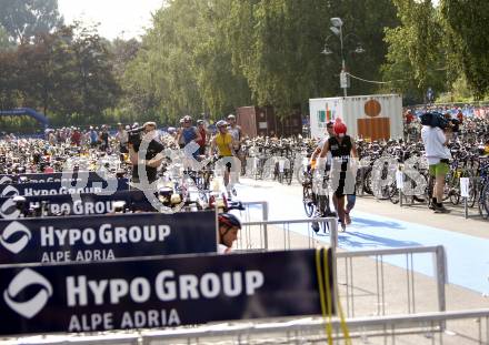 Ironman Austria. Schwimmen, Radfahren, Laufen. Wechselzone. Klagenfurt, am 13.7.2008.
Copyright Kuess

---
pressefotos, pressefotografie, kuess, qs, qspictures, sport, bild, bilder, bilddatenbank