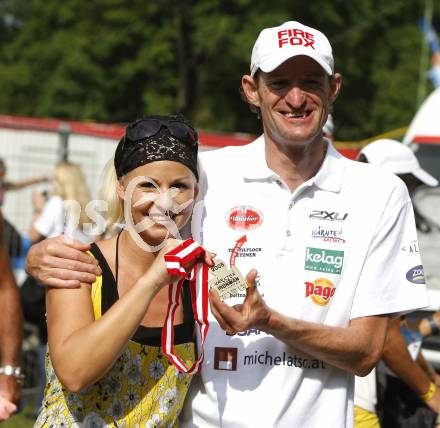 Ironman Austria. Schwimmen, Radfahren, Laufen. Hannes Hempel (AUT) mit Freundin. Klagenfurt, am 13.7.2008.
Copyright Kuess

---
pressefotos, pressefotografie, kuess, qs, qspictures, sport, bild, bilder, bilddatenbank