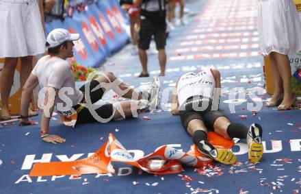 Ironman Austria. Schwimmen, Radfahren, Laufen. Erschoepft Stewart Graeme (D), Karl Prungraber (AUT). Klagenfurt, am 13.7.2008.
Copyright Kuess

---
pressefotos, pressefotografie, kuess, qs, qspictures, sport, bild, bilder, bilddatenbank