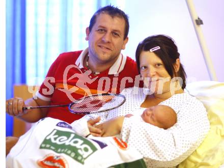 Badminton Bundesliga. Nachwuchs bei ASKOE Kelag Kaernten. Vater Peter Kreulitsch, Mutter Gerlinde Zundl mit Tochter. Klagenfurt, am 16.7.2008.
Foto: Kuess
---
pressefotos, pressefotografie, kuess, qs, qspictures, sport, bild, bilder, bilddatenbank