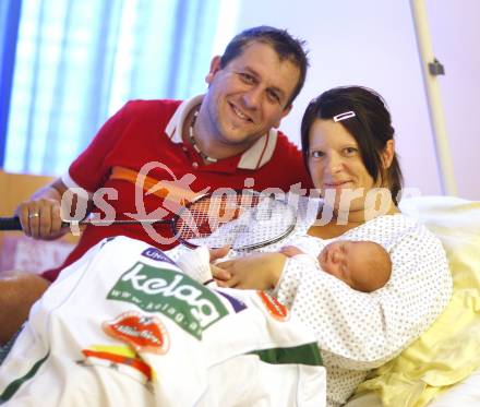 Badminton Bundesliga. Nachwuchs bei ASKOE Kelag Kaernten. Vater Peter Kreulitsch, Mutter Gerlinde Zundl mit Tochter. Klagenfurt, am 16.7.2008.
Foto: Kuess
---
pressefotos, pressefotografie, kuess, qs, qspictures, sport, bild, bilder, bilddatenbank