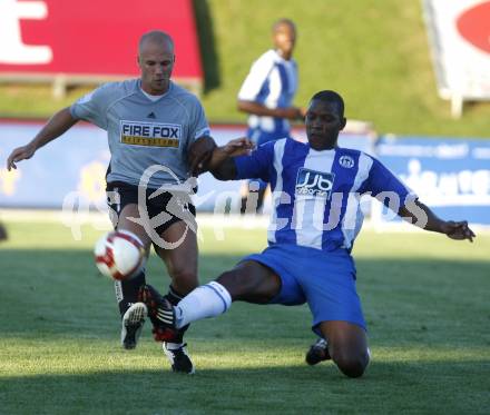 Fussball. Testspiel. FC St. Veit gegen Wigan Athletic. Titus Bramble (Wigan), Daniel Barrazutti (St. Veit). St. Veit, 19.7.2008
Copyright Kuess

---
pressefotos, pressefotografie, kuess, qs, qspictures, sport, bild, bilder, bilddatenbank