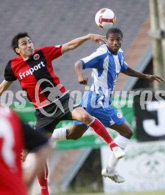 Fussball. Testspiel. Eintrach Frankfurt gegen Wigan Athletic. Chris (Eintracht), Antonio Valencia (Wigan). Bad Bleiberg, am 22.7.2008
Copyright Kuess

---
pressefotos, pressefotografie, kuess, qs, qspictures, sport, bild, bilder, bilddatenbank