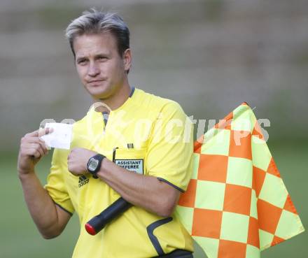 Fussball. Testspiel. Eintrach Frankfurt gegen Wigan Athletic. Schiedsrichter Assistent Thorsten Obwurzer. Bad Bleiberg, am 22.7.2008
Copyright Kuess

---
pressefotos, pressefotografie, kuess, qs, qspictures, sport, bild, bilder, bilddatenbank