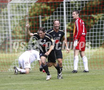 Fussball Kaerntner Liga.ATUS Ferlach gegen SVG Bleiburg. Torjubel Juergen Galo, Daniel Wriessnig  (Bleiburg).Ferlach, am 9.8.2008.
Foto: Kuess

---
pressefotos, pressefotografie, kuess, qs, qspictures, sport, bild, bilder, bilddatenbank