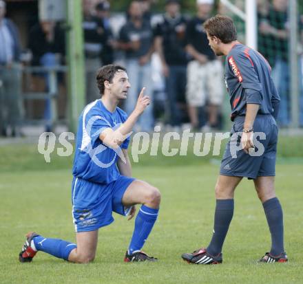 Fussball. Kaerntner Liga. Landskron gegen VSV.Roman Oraze (VSV), Schiedsrichter Peter Moser.  Landskron, am 16.8.2008.
Foto: Kuess
---
pressefotos, pressefotografie, kuess, qs, qspictures, sport, bild, bilder, bilddatenbank