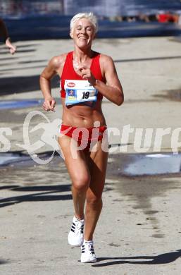 Halbmarathon. Kaernten laeuft. Zieleinlauf. Gradwohl Eva. Klagenfurt, 24.8.2008
Copyright Kuess

---
pressefotos, pressefotografie, kuess, qs, qspictures, sport, bild, bilder, bilddatenbank