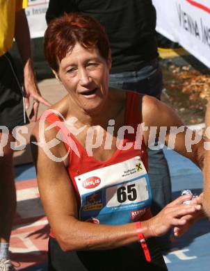 Halbmarathon. Kaernten laeuft. Zieleinlauf. Käfer Caroline. Klagenfurt, 24.8.2008
Copyright Kuess

---
pressefotos, pressefotografie, kuess, qs, qspictures, sport, bild, bilder, bilddatenbank