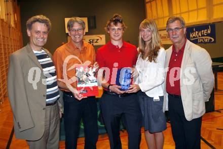 Eishockey. Ehrung Thomas Stiessen. Von links: Vater Max, Sportlandesrat Peter Kaiser,Thomas Stiessen mit Freundin, Villachs Sportstadtrat Harald Sobe. Villach, am 28.8.2008.
Foto: Kuess 

---
pressefotos, pressefotografie, kuess, qs, qspictures, sport, bild, bilder, bilddatenbank