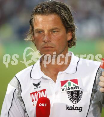 Fussball. Tipp3 Bundesliga. SK Kelag Kaernten gegen Red Bull Salzburg. Trainer Frenkie Schinkels (Kaernten). Klagenfurt, 31.8.2008
Foto: Kuess

---
pressefotos, pressefotografie, kuess, qs, qspictures, sport, bild, bilder, bilddatenbank