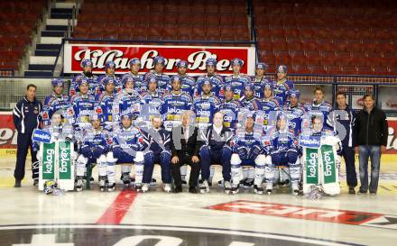 EBEL. Eishockey Bundesliga. Mannschaftsfototermin VSV. 3. Reihe von links: Markus Peintner, Juergen Tschernutter, Benjamin Petrik, Stefan Bacher, Nikolaus Petrik, Christoph Martinz, Michael Raffl, Andreas Kristler, Nico Toff; 2. Reihe von links: Zeugwart Claudio Rogy, Dan Cavanaugh, Jonathan Ferland, Thomas Raffl, Marko Zorec, Thomas Pfeffer, Martin Oraze, Darrel Scoville, Robby Sandrock, Justin Mapletoft, David Slivnik, Roland Kaspitz, Marko Wieser, Zeugwart Kruno Sekulic; 1. Reihe von links: Gert Prohaska, Wolfgang Kromp, Mickey Elick, Tormanntrainer Markus Kerschbaumer, Praesident Gilbert Isep, Trainer Larry Huras, Michael Stewart, Guenther Lanzinger, Bernhard Starkbaum. Villach, am 2.9.2008.
Foto: Kuess

---
pressefotos, pressefotografie, kuess, qs, qspictures, sport, bild, bilder, bilddatenbank