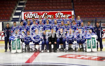 EBEL. Eishockey Bundesliga. Mannschaftsfototermin VSV. 3. Reihe von links: Markus Peintner, Juergen Tschernutter, Benjamin Petrik, Stefan Bacher, Nikolaus Petrik, Christoph Martinz, Michael Raffl, Andreas Kristler, Nico Toff; 2. Reihe von links: Zeugwart Claudio Rogy, Dan Cavanaugh, Jonathan Ferland, Thomas Raffl, Marko Zorec, Thomas Pfeffer, Martin Oraze, Darrel Scoville, Robby Sandrock, Justin Mapletoft, David Slivnik, Roland Kaspitz, Marko Wieser, Zeugwart Kruno Sekulic; 1. Reihe von links: Gert Prohaska, Wolfgang Kromp, Mickey Elick, Tormanntrainer Markus Kerschbaumer, Praesident Gilbert Isep, Trainer Larry Huras, Michael Stewart, Guenther Lanzinger, Bernhard Starkbaum. Villach, am 2.9.2008.
Foto: Kuess

---
pressefotos, pressefotografie, kuess, qs, qspictures, sport, bild, bilder, bilddatenbank