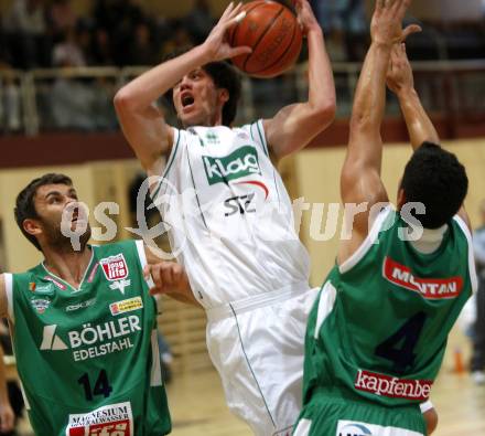 Basketball. Bundesliga. Testspiel. Woertherseepiraten gegen Kapfenberg. Rhinehart Erik (Piraten), Zeleznik Damir, Suljanovic Ramiz(Kapfenberg). Klagenfurt, 20.9.2008.
Foto: Kuess

---
pressefotos, pressefotografie, kuess, qs, qspictures, sport, bild, bilder, bilddatenbank