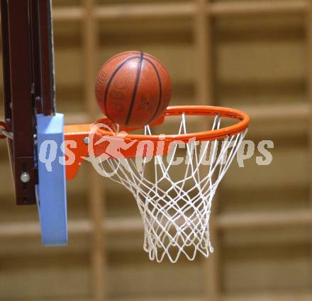 Basketball. Bundesliga. Testspiel. Woertherseepiraten gegen Kapfenberg. Feature Korb, Basketball. Klagenfurt, 20.9.2008.
Foto: Kuess

---
pressefotos, pressefotografie, kuess, qs, qspictures, sport, bild, bilder, bilddatenbank