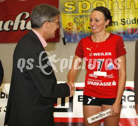 Volleyball. MEVZA. Bundesliga. ATSC Wildcats gegen VK Doprastav Bratislava (SVK). Sportlandesrat Peter Kaiser, Spielerin des Abends Lauren EVANS (Wildcats). Klagenfurt, 26.9.2008
Foto: Kuess

---
pressefotos, pressefotografie, kuess, qs, qspictures, sport, bild, bilder, bilddatenbank