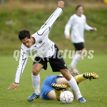 Fussball. Kaerntner Liga. SK Austria Kelag Kärnten 1b gegen FC-WR Nussdorf/Debant A. Hartlieb Manuel Walter (Austria Kaernten), Nagele Christian (Nussdorf). Klagenfurt, 27.9.2008. 
Copyright Kuess

---
pressefotos, pressefotografie, kuess, qs, qspictures, sport, bild, bilder, bilddatenbank