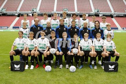 Fussball Bundesliga. Fussballakademie SK Austria Kaernten U15. Sitzend von links: Christopher Scheiber, Michael Tschermenjak, Sandro Stadlober, Lukas Reiter, Trainer Werner Oberrisser, Elias Pein, Fabian Schubert, Michael Hafner, Mathias Maierhofer. Stehend von links: Michael Ramusch, Tormanntrainer Anton Woschitz, Masseur Peter Krenz, Co-Trainer Gernot Machne, Reha-Trainer Guenter Stoxreiter, Individualtrainer Sabine Gruber, Co-Trainer Jochen Kainz,Dominik Steiner. Stehend 3. Reihe von links: Sinan Bytyqi, Mathias Tschofen, Andreas Gligor, Lukas Rabitsch, Maximilian Ritscher, Andreas Dlopst, Daniel Schrammel, Konstantin Kamnig, Andreas Schawarz. Klagenfurt, am 16.7.2008.
Foto: Kuess   
---
pressefotos, pressefotografie, kuess, qs, qspictures, sport, bild, bilder, bilddatenbank