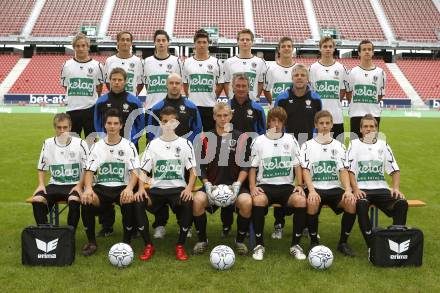 Fussball Bundesliga. Fussballakademie SK Austria Kaernten U19. BNZ, Bundesnachwuchszentrum. Sitzend von links: Christian Schimmel, Roland Putsche, Hrvoje Jakovljevic, Marc Baumgartner, Patrick Stelzl, Philipp Grilz, Manfred Frank. Stehend 2. Reihe von links: Reha-Trainer Guenter Stoxreiter, Masseur Peter Krenz, Trainer Hannes Haubitz, Trainer Guenther Vidreis. Stehend 3. Reihe von links: Martin Trattnig, Dominik Leitner, Fabio Csyz, Raphael Regenfelder, Andreas Kosz, Martin Salentinig, Jakob Orgonyi, Marco Koller. Klagenfurt, am 16.9.2008.
Foto: Kuess 
---
pressefotos, pressefotografie, kuess, qs, qspictures, sport, bild, bilder, bilddatenbank