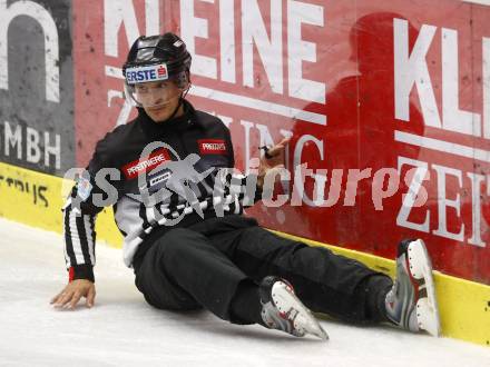 EBEL.  Eishockey Bundesliga. EC Pasut VSV gegen HC TWK Innsbruck. Linesman knallt gegen die Bande. Villach, am 30.9.2008.
Foto: Kuess

---
pressefotos, pressefotografie, kuess, qs, qspictures, sport, bild, bilder, bilddatenbank