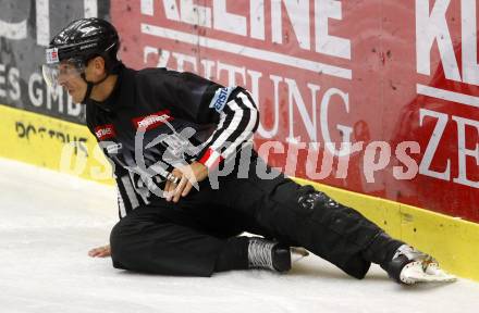 EBEL.  Eishockey Bundesliga. EC Pasut VSV gegen HC TWK Innsbruck. Linesman rutscht aus. Villach, am 30.9.2008.
Foto: Kuess

---
pressefotos, pressefotografie, kuess, qs, qspictures, sport, bild, bilder, bilddatenbank